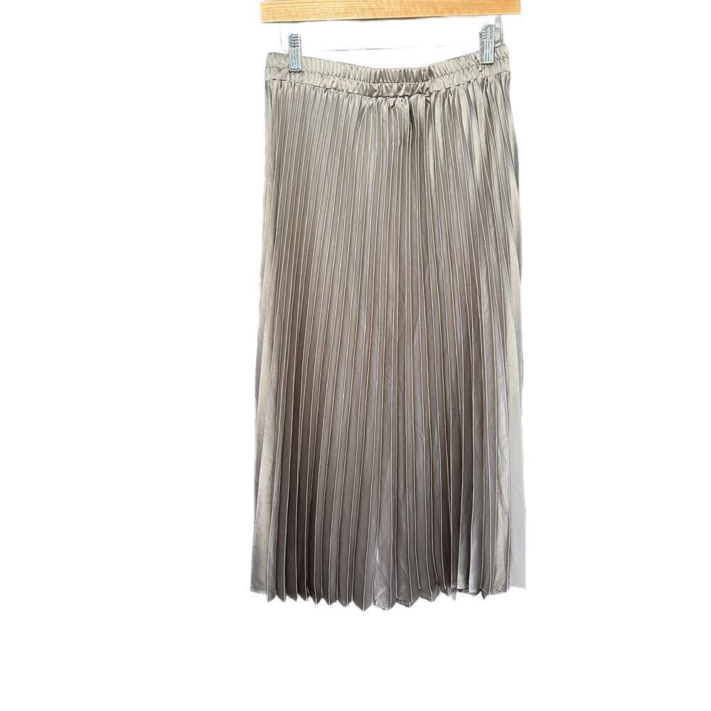 NWT Silver Tone Pleated Party Skirt, Size M - Picture 3 of 7